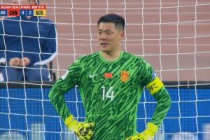 九游体育登录-不应该啊！！！王大雷黄油手送礼，镜头给到他戴上了“痛苦面具”