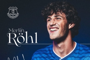 九游体育登录-官方：埃弗顿签下弗赖堡23岁中场罗尔，租借+明夏强制买断